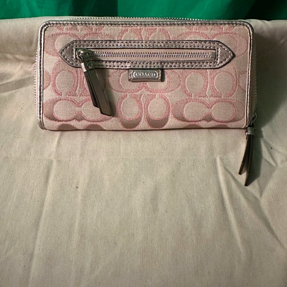 Rare Coach 49469 Daisy Sign C Outlined Metallic Accordion Zip Around Wallet